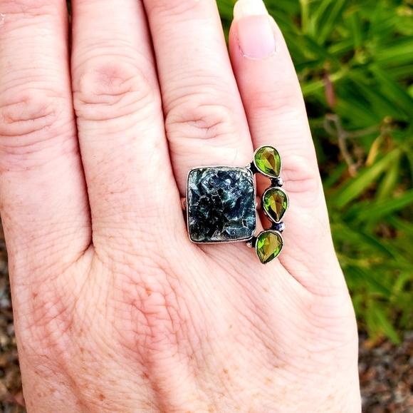 New Seraphinite & Peridot Silver Ring. - Picture 8 of 12